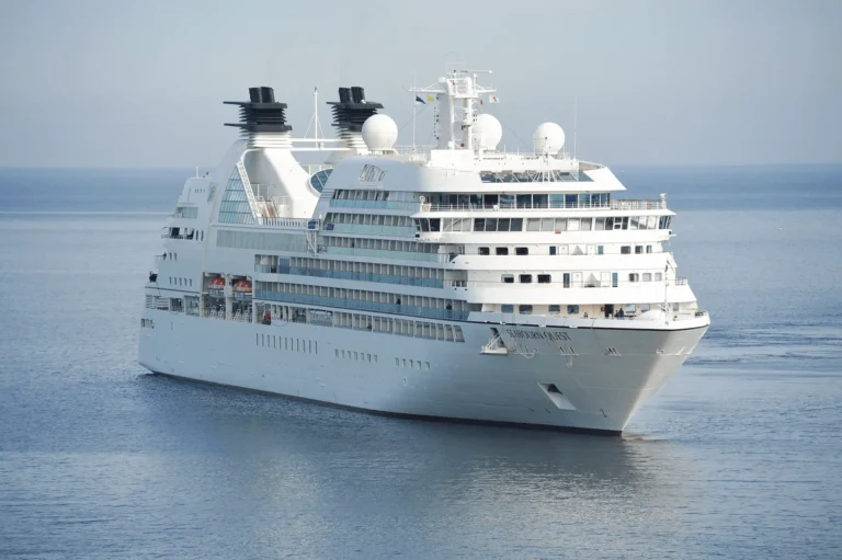 Kreuzfahrtschiff auf hoher See