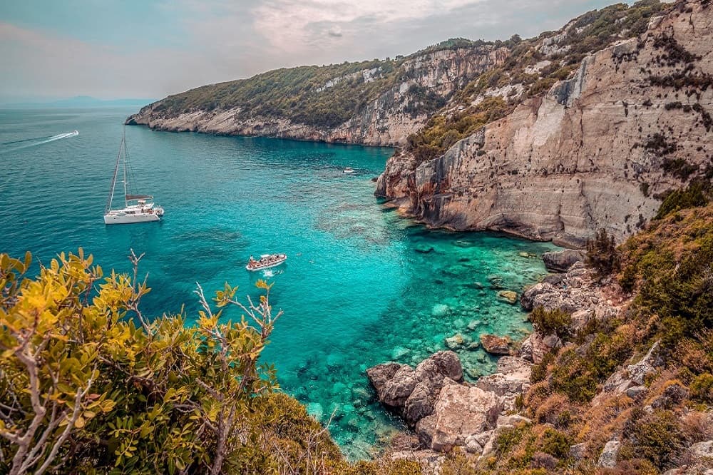 Traumhafte versteckte Bucht mit der Yacht entdecken, kristallklares Wasser lädt zum Schnorcheln ein, tolle Felsformation.