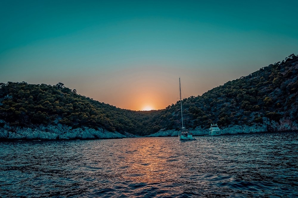 Toller Sonnenuntergang in der Bucht von Dokos in Griechenland
