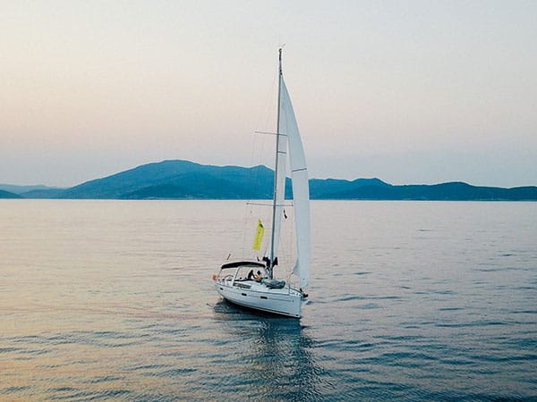 Die moderne sailwithus Yacht im Mittelmeer auf einem privaten Törn