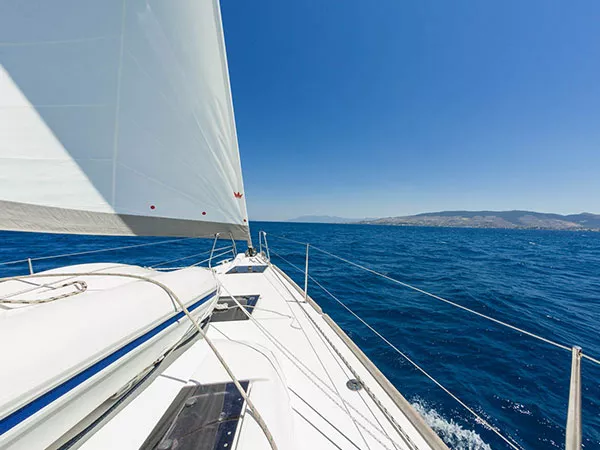 Sailing route with room to maneuver