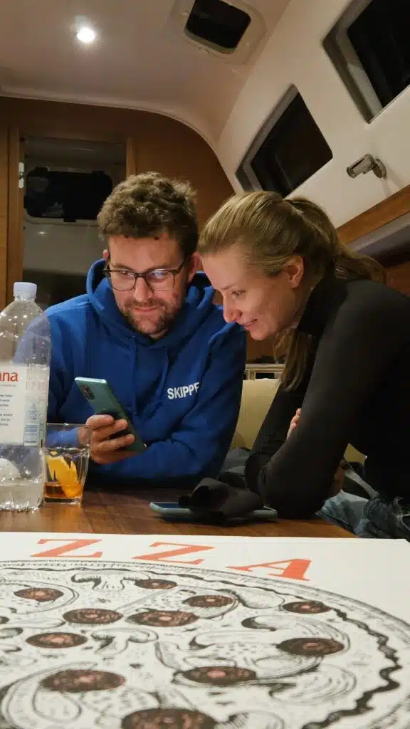 Skipper beim kommunizieren