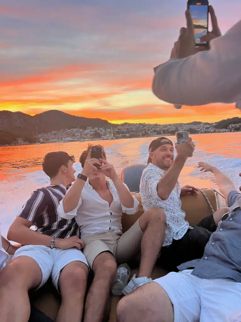 Segler beim schönem Sonnenuntergang